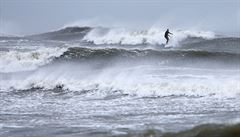 Silný vítr pipravil surfam u New Jersey adrenalinový záitek.