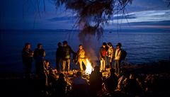 Uprchlíci ze Sýrie a Afghánistánu se po píjezdu na ostrov Lesbos zahívají u...