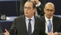 Hollande pipomnl Mitterandova slova, e nacionalismus znamená válku. "Jsem...