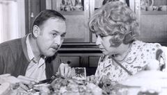 Lubomír Lipský a Stella Zázvorková ve filmu eny v ofsajdu z roku 1971.