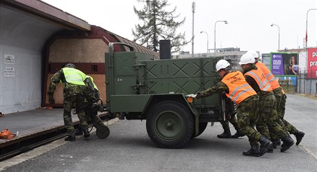 Celkem 11 vagón od úterního rána nakládali vojáci nákladními auty, rypadlem i...