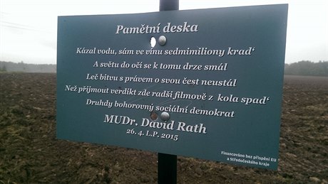 Pamtní deska pádu Davida Ratha je po útoku vandala zpt na svém míst.