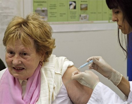 Lidé nad 65 let mohou nyní poádat svého lékae o bezplatné okování proti pneumokokové infekci.