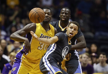 Julius Randle (vlevo) z Lakers v souboji se Stephenem Currym.