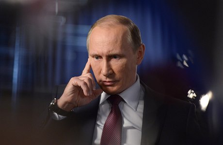 Vladimir Putin pi rozhovoru zameném na ruské akce v Sýrii.