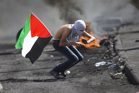 Palestinec se vyhýbá gumovým kulkám pi stetech s izraelskými poádkovými...