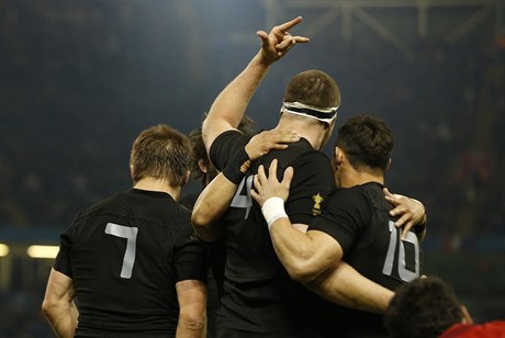 Brodie Retallick (uprosted) slaví se spoluhrái poloení ptky.