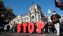 Demonstrující proti smlouvě o volném obchodu mezi EU a USA | na serveru Lidovky.cz | aktuální zprávy