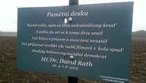 Pamětní deska pádu Davida Ratha je po útoku vandala zpět na svém místě. | na serveru Lidovky.cz | aktuální zprávy