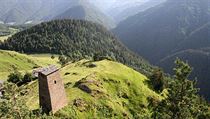 Pohled od středověké pevnosti Keselo v oblasti Tušetie na severovýchodě Gruzie. Pohled od středověké pevnosti Keselo v oblasti Tušetie na severovýchodě Gruzie.