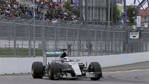 Lewis Hamilton na okruhu v Soi.