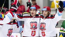 Útočníci Hradce Jiří Šimánek (vlevo) a Jaroslav Kudrna se radují z gólu. | na serveru Lidovky.cz | aktuální zprávy