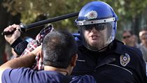 Tureck podkov policie rozhn protivldn demonstranty, kte chtli na...