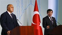 Tureck premir Ahmet Davutoglu (vpravo) se svm bulharskm protjkem Bojkem...