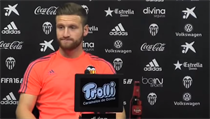 Shkodran Mustafi na tiskové konferenci s lahví piva. | na serveru Lidovky.cz | aktuální zprávy