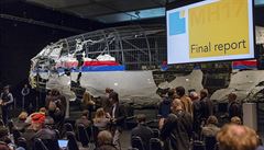 Rekonstrukce sesteleného letadla ped tiskovou konferencí o výsledcích...
