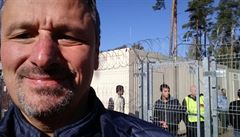 Poslanec Martin Komárek (ANO) si  udlal selfie s benci za plotem. Sám pitom...