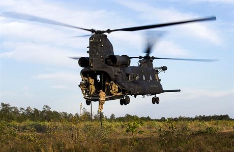 Americké speciální jednotky SEAL ve vrtulníku Chinook.