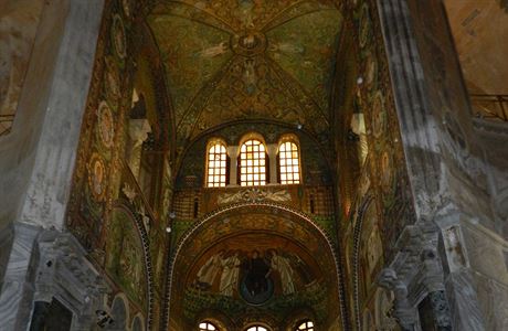 Ravenna. Chrm San Vitale je osmibok centrln cihlov stavba s mohutnou...