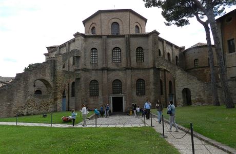 Ravenna. Chrm San Vitale je osmibok centrln cihlov stavba.