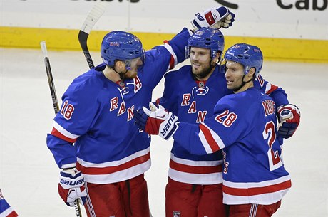 New York Rangers: Viktor Stalberg slaví gól ve tetí tetin s Marcem Staalem...