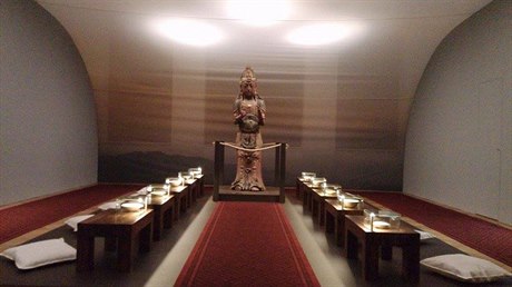 Devná socha bódhisattvy, u které si mohou návtvníci sednout a zamyslet se