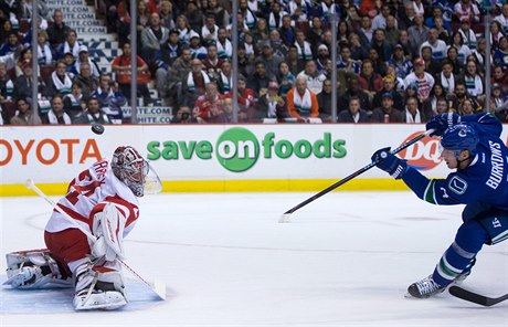 Branká Red Wings Petr Mrázek vykryl stelu Alexe Burrowse z Vancouver Canucks.