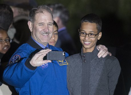 Ahmed Mohamed se na Astronomické noci v Bílém dom vyfotil s Johnem M....