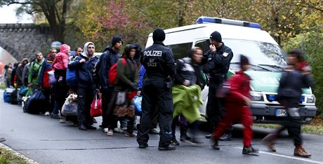 Nmetí policisté dohlíejí na píchozí migranty (podzim 2015).