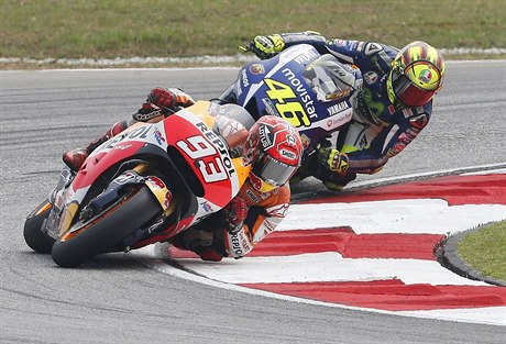 Marc Marquéz (vlevo) a Valentino Rossi.