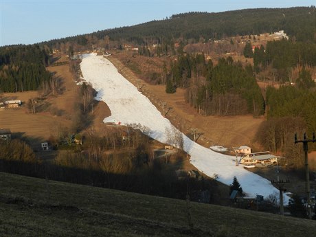 Umlé zasnování zachrauje provozovatele vlek a lanovek. Na snímku sjezdovka...