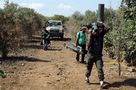 Vojáci opoziní Svobodné syrské armády se západn od Damaku pipravují k boji...