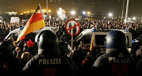 Nemcká policie monitoruje demonstraci hnutí PEGIDA (ilustraní snímek).