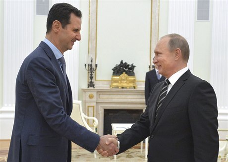 Stvrzení partnerství. Vladimir Putin potásá rukou Baáru Asadovi.