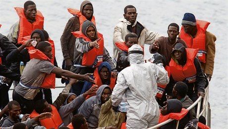 Zachránni. Skupina 80 imigrant na snímku práv dorazila k maltským behm,...