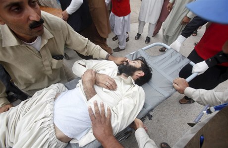 Záchranái pomáhají zrannému mui (Péavár, Pákistán).