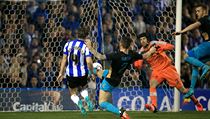 Sam Hutchinson ze Sheffieldu skóruje do branky Arsenalu, kterou hájí Petr Čech. | na serveru Lidovky.cz | aktuální zprávy