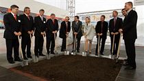 Slavnostní výkop. Ceremoniálu, kterým byla 13. října 2006 zahájena stavba... | na serveru Lidovky.cz | aktuální zprávy