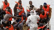 Zachráněni. Skupina 80 imigrantů na snímku právě dorazila k maltským břehům,... Zachráněni. Skupina 80 imigrantů na snímku právě dorazila k maltským břehům,...