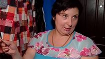 Jekatěrina Vologženinova s kartou k zablokovanému bankovnímu kontu. | na serveru Lidovky.cz | aktuální zprávy