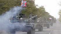Jednotky samozvan Donck lidov republiky na silnici pobl msta Novoazovsk.