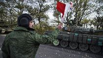 Jednotky samozvané Doněcké lidové republiky na silnici poblíž města Novoazovsk. | na serveru Lidovky.cz | aktuální zprávy