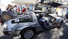 Legendární auto znaky DeLorean, ve kterém byl umístn stroj asu.