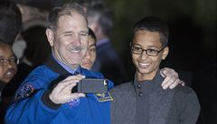 Ahmed Mohamed se na Astronomické noci v Bílém dom vyfotil s Johnem M....