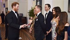 Princ Harry se baví s pedstavitelem Jamese Bonda Danielem Craigem.
