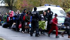 Nmetí policisté dohlíejí na píchozí migranty (podzim 2015).