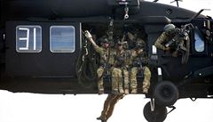 Americké speciální jednotky SEAL ve vrtulníku Blackhawk.