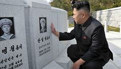 Severokorejský vládce Kim ong-un se dotýká hrobu mrtvých námoník (ilustraní...
