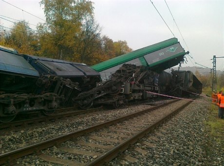 Následky nehody nákladních vlak u Velvt na Teplicku.