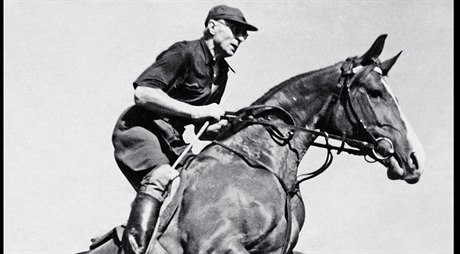 Vladimír Hejmovský na klisn Asje pi tréninku na Velkou pardubickou v roce 1951